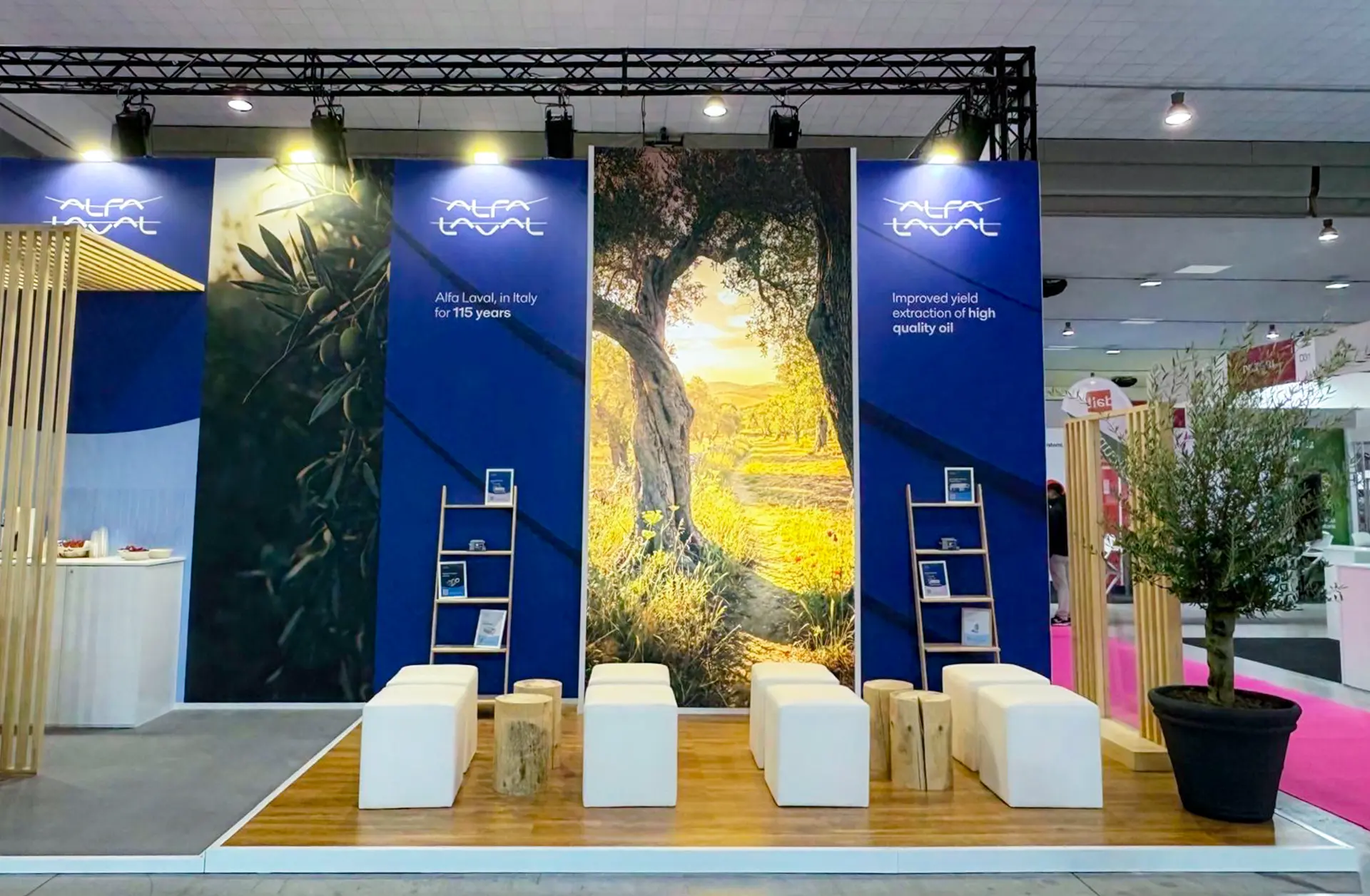 Parete grafica «115 years» e area lounge in fiera