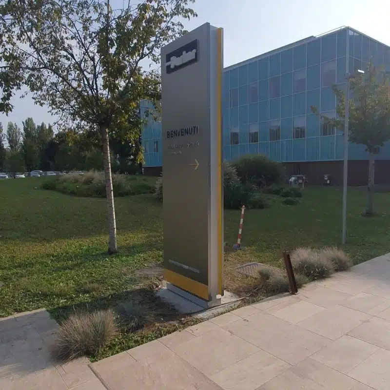 Il totem di benvenuto all'ingresso