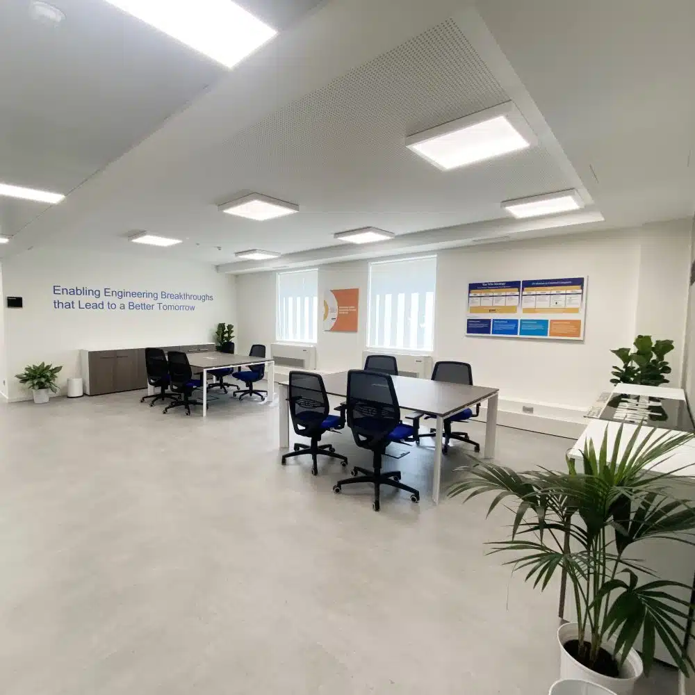 L'open space con le grafiche a parete