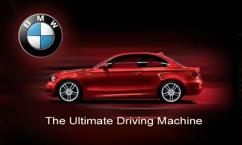 Il payoff di BMW 'The ultimate driving machine' con una bmw m3 rossa fiammante