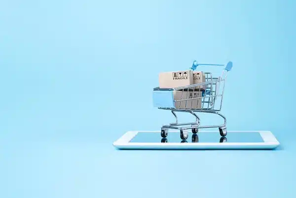 e commerce, sfondo neutro, carrello e ipad