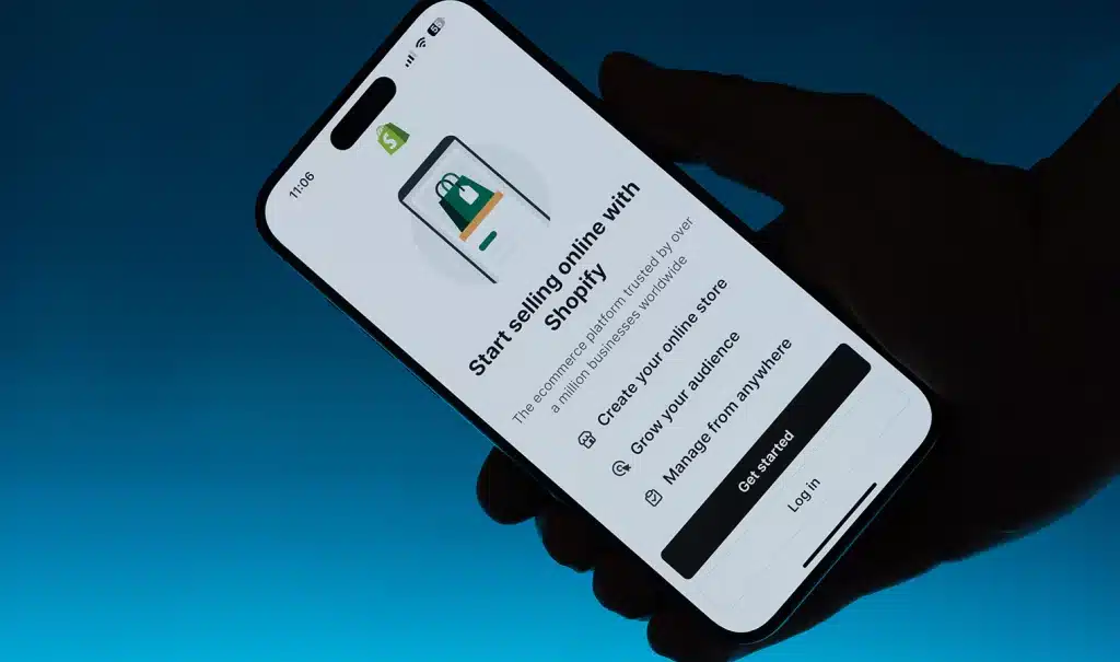 Schermata di un telefono aperta su una pagina Shopify che dice: "Start selling online with Shopify"