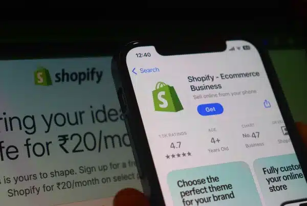 Un telefono e un computer che mostrano la schermata della pagina di installazione di Shopify
