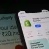 Un telefono e un computer che mostrano la schermata della pagina di installazione di Shopify