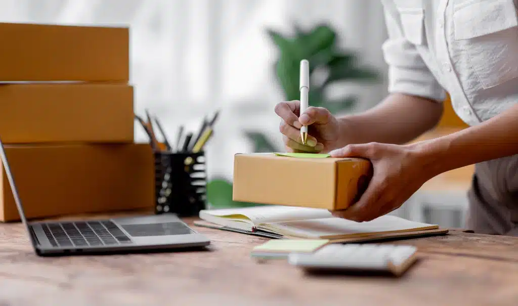 Persona che sta gestendo gli ordini del suo ecommerce